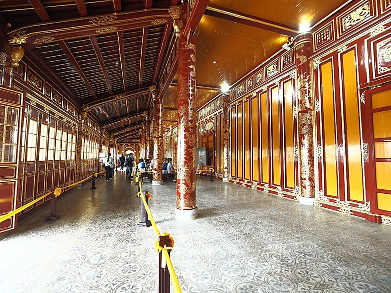 順化皇城(Kinh thành Huế)、啟定皇陵(Lăng Khải Định)、靈姥寺(天姥寺) (Chùa Thiên Mụ)、線香民俗文化村(Incense Village)、皇帝宮廷宴,附掛峴港 AU LAC BEACH海鮮餐廳 — 2025年越南峴港、會安、美山、順化、巴拿山太陽世界六日歷史文化及遊樂園之旅 第五回