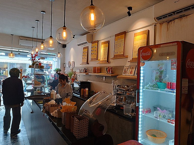 峴港市區 峴港大教堂、峴港博物館、漢市場、SOAN HA換匯、BANH MI越南法國麵包(午餐)、Banh Xeo Ba Tuyet (晚餐) 、SPA和按摩、My Xuan Cruise 遊輪夜遊峴港瀚江、龍橋噴火與山茶夜市、GO! Đà Nẵng量販店 — 2025年越南峴港、會安、美山、順化、巴拿山太陽世界六日歷史文化及遊樂園之旅 第七回