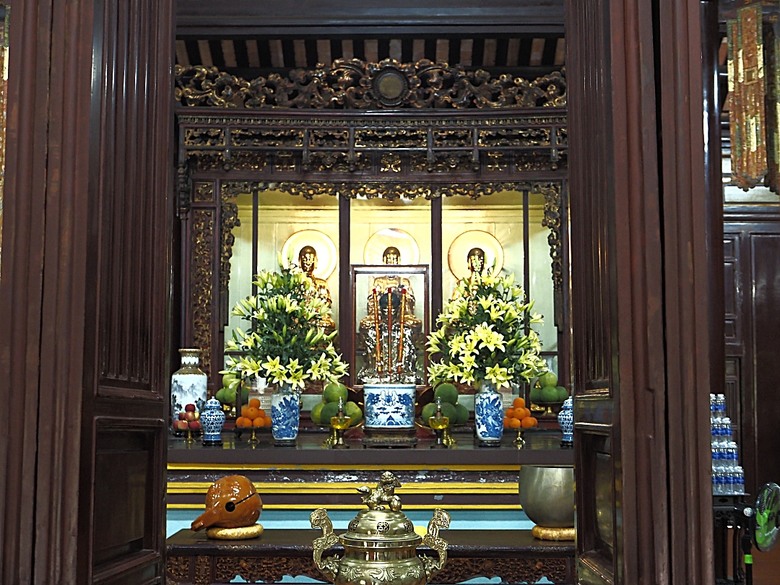 順化皇城(Kinh thành Huế)、啟定皇陵(Lăng Khải Định)、靈姥寺(天姥寺) (Chùa Thiên Mụ)、線香民俗文化村(Incense Village)、皇帝宮廷宴,附掛峴港 AU LAC BEACH海鮮餐廳 — 2025年越南峴港、會安、美山、順化、巴拿山太陽世界六日歷史文化及遊樂園之旅 第五回