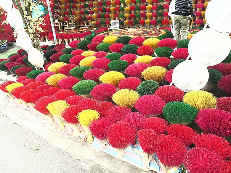 順化皇城(Kinh thành Huế)、啟定皇陵(Lăng Khải Định)、靈姥寺(天姥寺) (Chùa Thiên Mụ)、線香民俗文化村(Incense Village)、皇帝宮廷宴,附掛峴港 AU LAC BEACH海鮮餐廳 — 2025年越南峴港、會安、美山、順化、巴拿山太陽世界六日歷史文化及遊樂園之旅 第五回