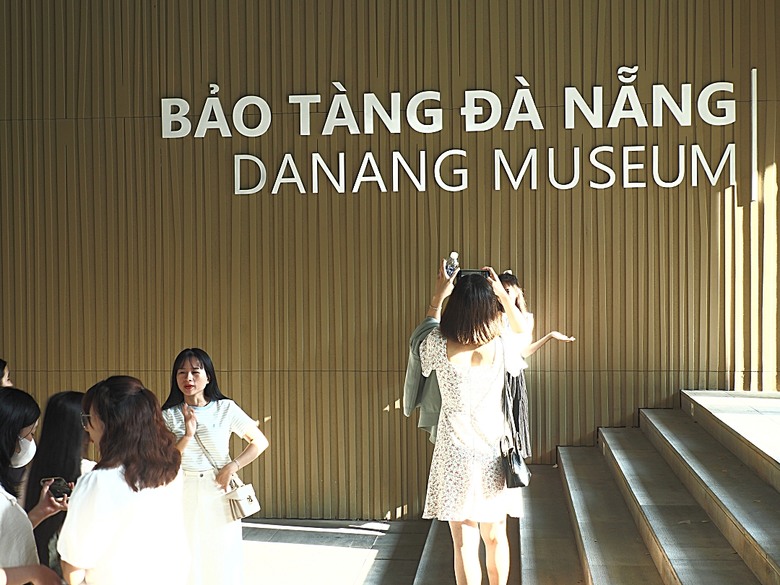 峴港市區 峴港大教堂、峴港博物館、漢市場、SOAN HA換匯、BANH MI越南法國麵包(午餐)、Banh Xeo Ba Tuyet (晚餐) 、SPA和按摩、My Xuan Cruise 遊輪夜遊峴港瀚江、龍橋噴火與山茶夜市、GO! Đà Nẵng量販店 — 2025年越南峴港、會安、美山、順化、巴拿山太陽世界六日歷史文化及遊樂園之旅 第七回