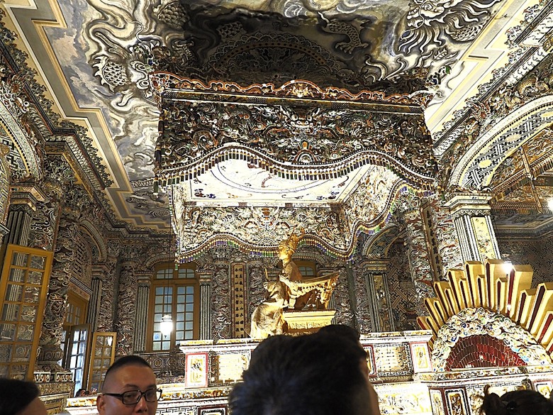 順化皇城(Kinh thành Huế)、啟定皇陵(Lăng Khải Định)、靈姥寺(天姥寺) (Chùa Thiên Mụ)、線香民俗文化村(Incense Village)、皇帝宮廷宴,附掛峴港 AU LAC BEACH海鮮餐廳 — 2025年越南峴港、會安、美山、順化、巴拿山太陽世界六日歷史文化及遊樂園之旅 第五回