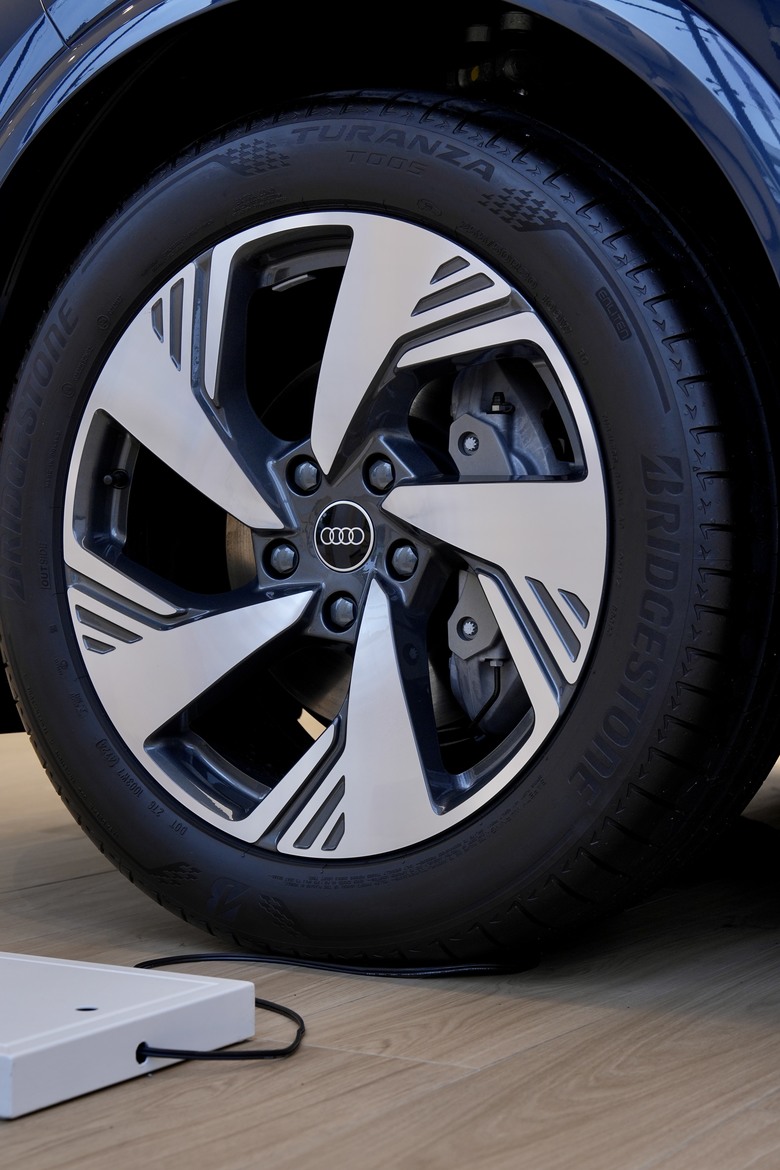 實車分享｜全新上市 𝐀𝐮𝐝𝐢 𝐐𝟔 𝐞-𝐭𝐫𝐨𝐧｜正式進駐