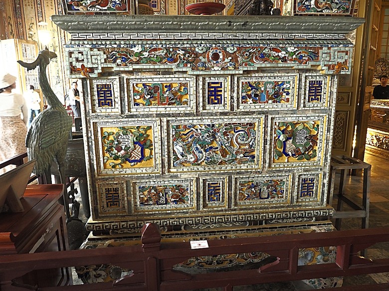 順化皇城(Kinh thành Huế)、啟定皇陵(Lăng Khải Định)、靈姥寺(天姥寺) (Chùa Thiên Mụ)、線香民俗文化村(Incense Village)、皇帝宮廷宴，附掛峴港 AU LAC BEACH海鮮餐廳 — 2025年越南峴港、會安、美山、順化、巴拿山太陽世界六日歷史文化及遊樂園之旅 第五回