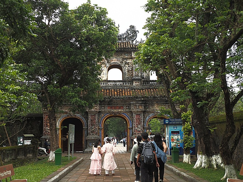 順化皇城(Kinh thành Huế)、啟定皇陵(Lăng Khải Định)、靈姥寺(天姥寺) (Chùa Thiên Mụ)、線香民俗文化村(Incense Village)、皇帝宮廷宴,附掛峴港 AU LAC BEACH海鮮餐廳 — 2025年越南峴港、會安、美山、順化、巴拿山太陽世界六日歷史文化及遊樂園之旅 第五回