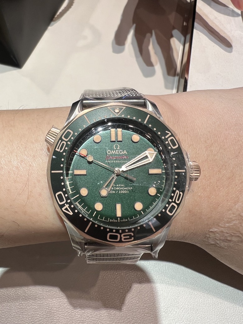 開箱分享 銀灰不鏽鋼面盤Seamaster 300海馬，醜帥的代表