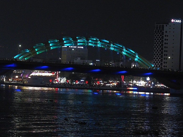 峴港市區 峴港大教堂、峴港博物館、漢市場、SOAN HA換匯、BANH MI越南法國麵包(午餐)、Banh Xeo Ba Tuyet (晚餐) 、SPA和按摩、My Xuan Cruise 遊輪夜遊峴港瀚江、龍橋噴火與山茶夜市、GO! Đà Nẵng量販店 — 2025年越南峴港、會安、美山、順化、巴拿山太陽世界六日歷史文化及遊樂園之旅 第七回