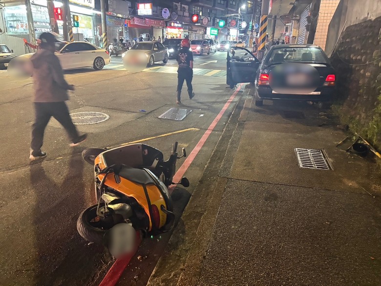 (基隆)汽車停等紅燈失控，直接 嚕💢 💢停等區的機車。