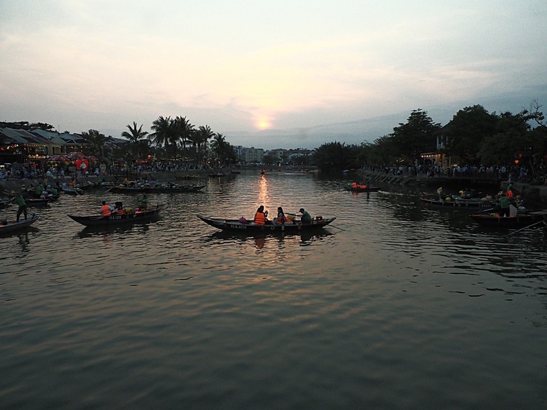 會安古鎮 (來遠橋、Faifo Coffee、華人會館群)、會安夜市、在地美食HOME Hoi An 餐廳、秋盆河乘船放水燈 — 2025年越南峴港、會安、美山、順化、巴拿山 — 聯合國世界文化遺產及遊樂園之六日悠遊 第一回