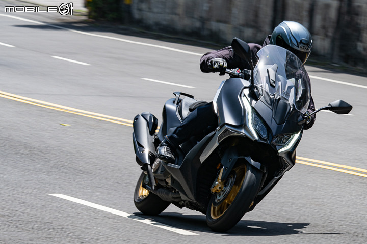 Kymco AK575 Premium Ohlins 特仕版試駕 | 成熟，不只是游刃有餘！