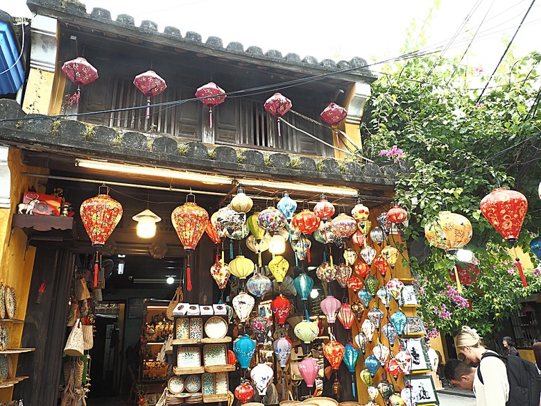 會安古鎮 (來遠橋、Faifo Coffee、華人會館群)、會安夜市、在地美食HOME Hoi An 餐廳、秋盆河乘船放水燈 — 2025年越南峴港、會安、美山、順化、巴拿山 — 聯合國世界文化遺產及遊樂園之六日悠遊 第一回