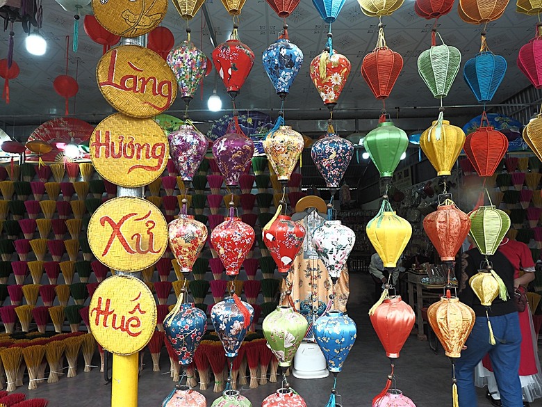 順化皇城(Kinh thành Huế)、啟定皇陵(Lăng Khải Định)、靈姥寺(天姥寺) (Chùa Thiên Mụ)、線香民俗文化村(Incense Village)、皇帝宮廷宴,附掛峴港 AU LAC BEACH海鮮餐廳 — 2025年越南峴港、會安、美山、順化、巴拿山太陽世界六日歷史文化及遊樂園之旅 第五回