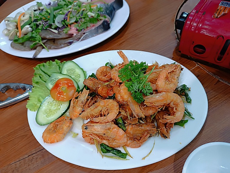 順化皇城(Kinh thành Huế)、啟定皇陵(Lăng Khải Định)、靈姥寺(天姥寺) (Chùa Thiên Mụ)、線香民俗文化村(Incense Village)、皇帝宮廷宴,附掛峴港 AU LAC BEACH海鮮餐廳 — 2025年越南峴港、會安、美山、順化、巴拿山太陽世界六日歷史文化及遊樂園之旅 第五回
