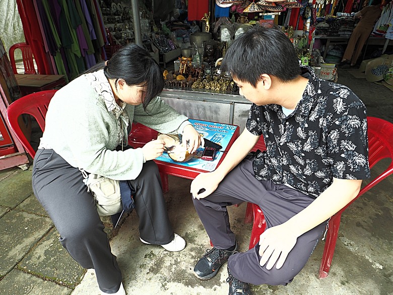 順化皇城(Kinh thành Huế)、啟定皇陵(Lăng Khải Định)、靈姥寺(天姥寺) (Chùa Thiên Mụ)、線香民俗文化村(Incense Village)、皇帝宮廷宴,附掛峴港 AU LAC BEACH海鮮餐廳 — 2025年越南峴港、會安、美山、順化、巴拿山太陽世界六日歷史文化及遊樂園之旅 第五回
