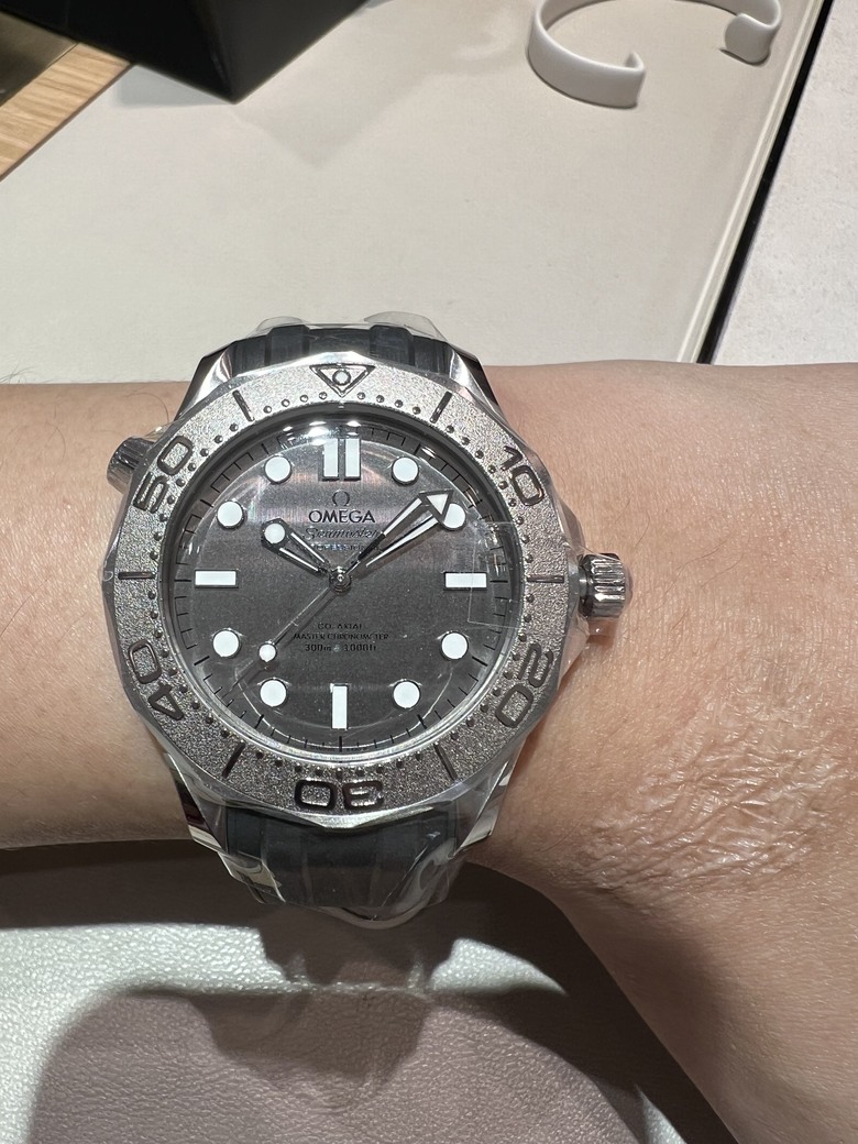 開箱分享 銀灰不鏽鋼面盤Seamaster 300海馬，醜帥的代表