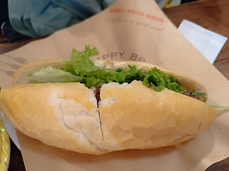 峴港市區 峴港大教堂、峴港博物館、漢市場、SOAN HA換匯、BANH MI越南法國麵包(午餐)、Banh Xeo Ba Tuyet (晚餐) 、SPA和按摩、My Xuan Cruise 遊輪夜遊峴港瀚江、龍橋噴火與山茶夜市、GO! Đà Nẵng量販店 — 2025年越南峴港、會安、美山、順化、巴拿山太陽世界六日歷史文化及遊樂園之旅 第七回