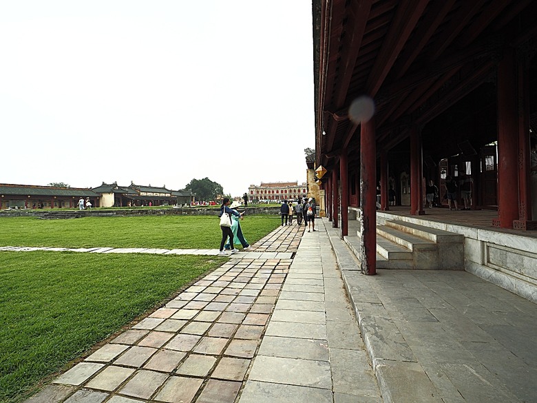 順化皇城(Kinh thành Huế)、啟定皇陵(Lăng Khải Định)、靈姥寺(天姥寺) (Chùa Thiên Mụ)、線香民俗文化村(Incense Village)、皇帝宮廷宴,附掛峴港 AU LAC BEACH海鮮餐廳 — 2025年越南峴港、會安、美山、順化、巴拿山太陽世界六日歷史文化及遊樂園之旅 第五回