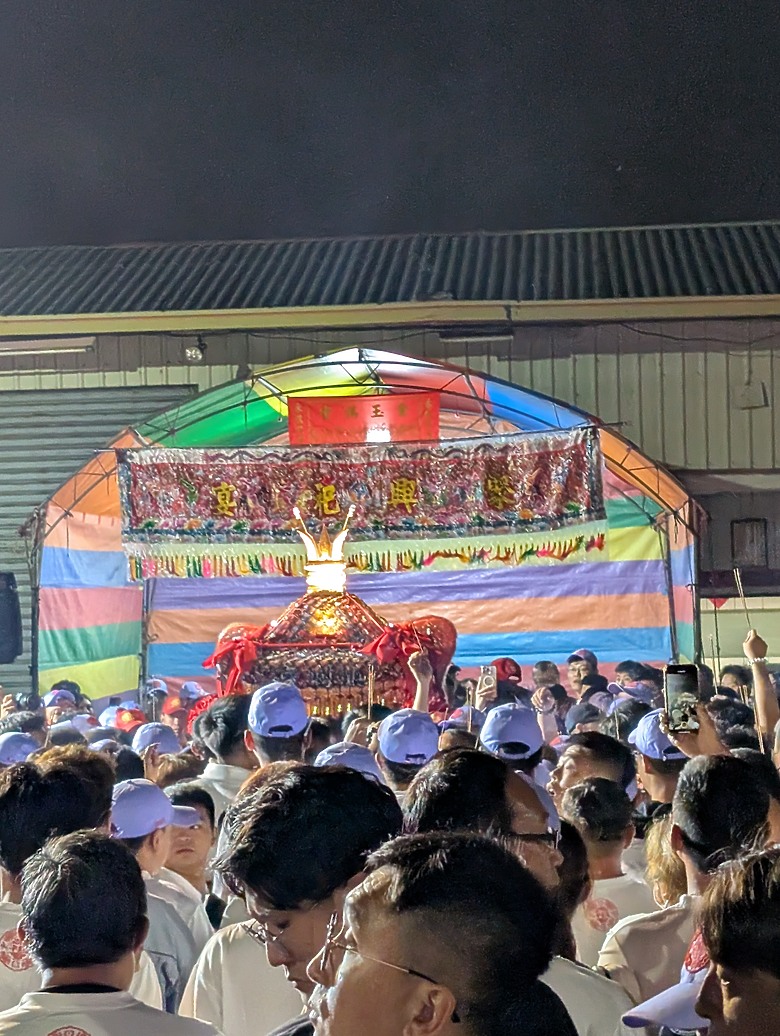 點我看大圖 2025 繞境大白 大甲媽繞境 一起追女神 熱血熬夜12小時