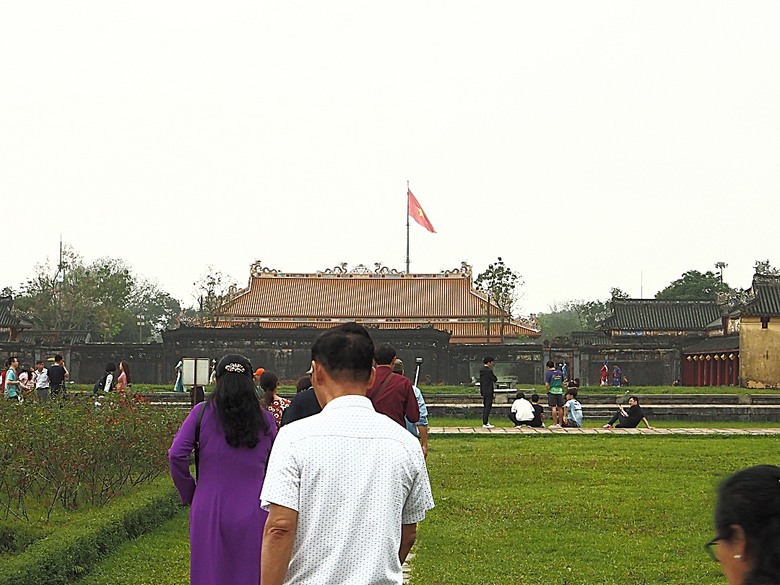 順化皇城(Kinh thành Huế)、啟定皇陵(Lăng Khải Định)、靈姥寺(天姥寺) (Chùa Thiên Mụ)、線香民俗文化村(Incense Village)、皇帝宮廷宴,附掛峴港 AU LAC BEACH海鮮餐廳 — 2025年越南峴港、會安、美山、順化、巴拿山太陽世界六日歷史文化及遊樂園之旅 第五回