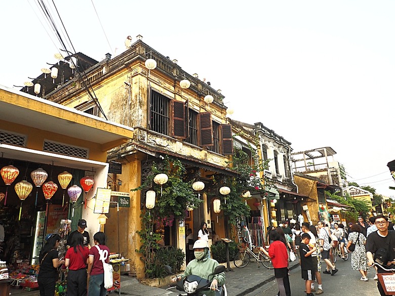 會安古鎮 (來遠橋、Faifo Coffee、華人會館群)、會安夜市、在地美食HOME Hoi An 餐廳、秋盆河乘船放水燈 — 2025年越南峴港、會安、美山、順化、巴拿山 — 聯合國世界文化遺產及遊樂園之六日悠遊 第一回