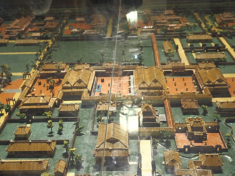 順化皇城(Kinh thành Huế)、啟定皇陵(Lăng Khải Định)、靈姥寺(天姥寺) (Chùa Thiên Mụ)、線香民俗文化村(Incense Village)、皇帝宮廷宴，附掛峴港 AU LAC BEACH海鮮餐廳 — 2025年越南峴港、會安、美山、順化、巴拿山太陽世界六日歷史文化及遊樂園之旅 第五回
