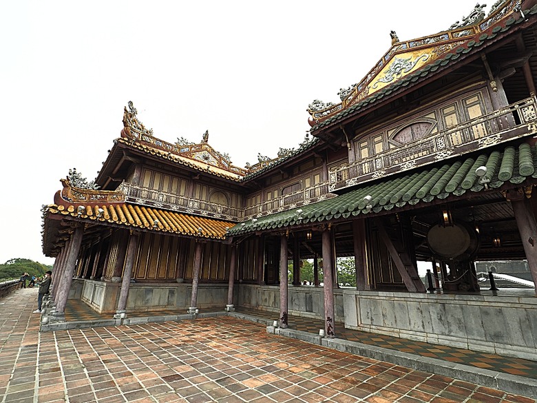 順化皇城(Kinh thành Huế)、啟定皇陵(Lăng Khải Định)、靈姥寺(天姥寺) (Chùa Thiên Mụ)、線香民俗文化村(Incense Village)、皇帝宮廷宴，附掛峴港 AU LAC BEACH海鮮餐廳 — 2025年越南峴港、會安、美山、順化、巴拿山太陽世界六日歷史文化及遊樂園之旅 第五回