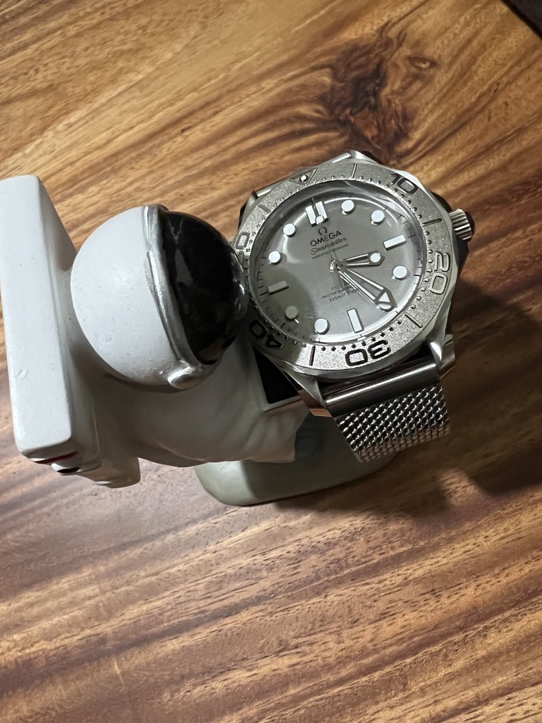 開箱分享 銀灰不鏽鋼面盤Seamaster 300海馬，醜帥的代表