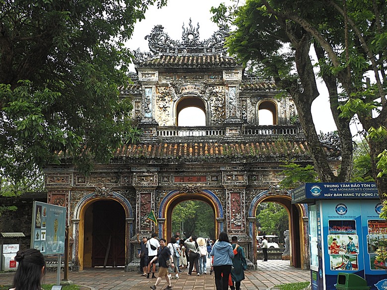 順化皇城(Kinh thành Huế)、啟定皇陵(Lăng Khải Định)、靈姥寺(天姥寺) (Chùa Thiên Mụ)、線香民俗文化村(Incense Village)、皇帝宮廷宴,附掛峴港 AU LAC BEACH海鮮餐廳 — 2025年越南峴港、會安、美山、順化、巴拿山太陽世界六日歷史文化及遊樂園之旅 第五回