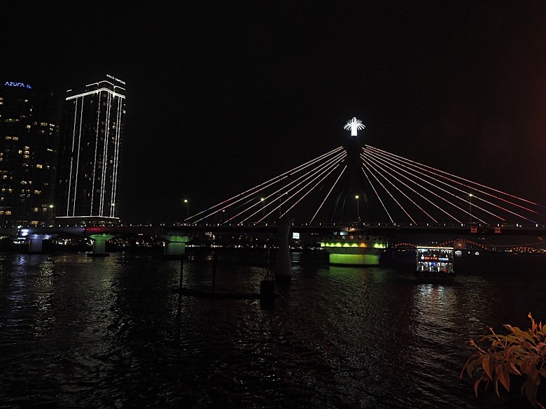 峴港市區 峴港大教堂、峴港博物館、漢市場、SOAN HA換匯、BANH MI越南法國麵包(午餐)、Banh Xeo Ba Tuyet (晚餐) 、SPA和按摩、My Xuan Cruise 遊輪夜遊峴港瀚江、龍橋噴火與山茶夜市、GO! Đà Nẵng量販店 — 2025年越南峴港、會安、美山、順化、巴拿山太陽世界六日歷史文化及遊樂園之旅 第七回