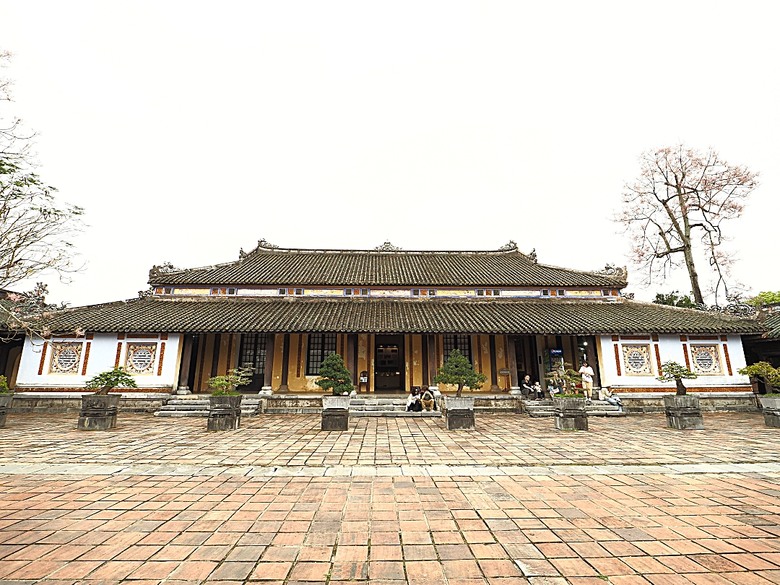 順化皇城(Kinh thành Huế)、啟定皇陵(Lăng Khải Định)、靈姥寺(天姥寺) (Chùa Thiên Mụ)、線香民俗文化村(Incense Village)、皇帝宮廷宴,附掛峴港 AU LAC BEACH海鮮餐廳 — 2025年越南峴港、會安、美山、順化、巴拿山太陽世界六日歷史文化及遊樂園之旅 第五回
