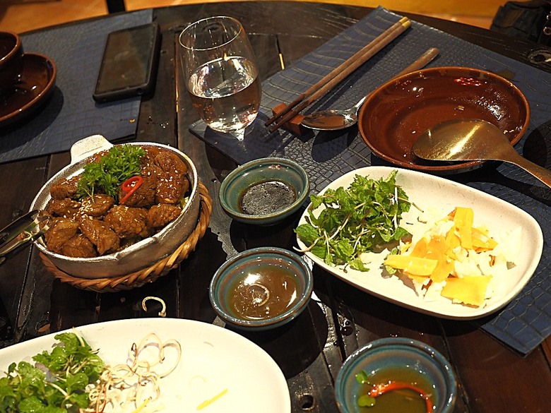 會安古鎮 (來遠橋、Faifo Coffee、華人會館群)、會安夜市、在地美食HOME Hoi An 餐廳、秋盆河乘船放水燈 — 2025年越南峴港、會安、美山、順化、巴拿山 — 聯合國世界文化遺產及遊樂園之六日悠遊 第一回