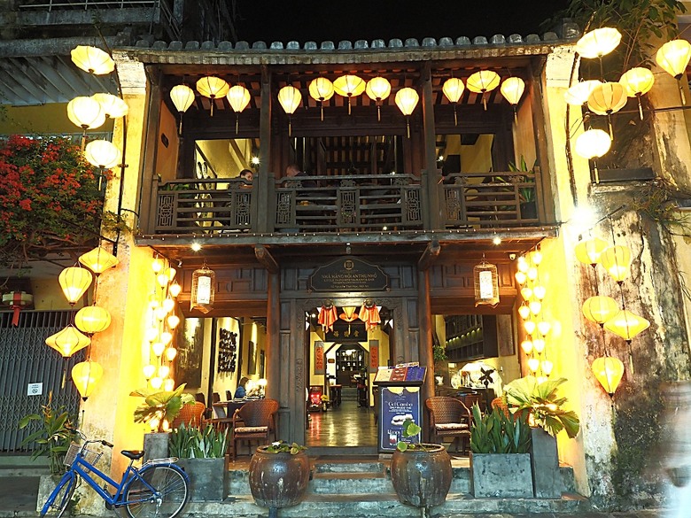 會安古鎮 (來遠橋、Faifo Coffee、華人會館群)、會安夜市、在地美食HOME Hoi An 餐廳、秋盆河乘船放水燈 — 2025年越南峴港、會安、美山、順化、巴拿山 — 聯合國世界文化遺產及遊樂園之六日悠遊 第一回