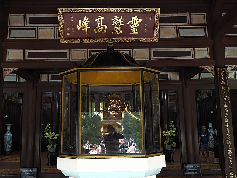 順化皇城(Kinh thành Huế)、啟定皇陵(Lăng Khải Định)、靈姥寺(天姥寺) (Chùa Thiên Mụ)、線香民俗文化村(Incense Village)、皇帝宮廷宴,附掛峴港 AU LAC BEACH海鮮餐廳 — 2025年越南峴港、會安、美山、順化、巴拿山太陽世界六日歷史文化及遊樂園之旅 第五回