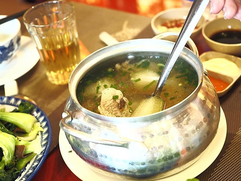 順化皇城(Kinh thành Huế)、啟定皇陵(Lăng Khải Định)、靈姥寺(天姥寺) (Chùa Thiên Mụ)、線香民俗文化村(Incense Village)、皇帝宮廷宴,附掛峴港 AU LAC BEACH海鮮餐廳 — 2025年越南峴港、會安、美山、順化、巴拿山太陽世界六日歷史文化及遊樂園之旅 第五回