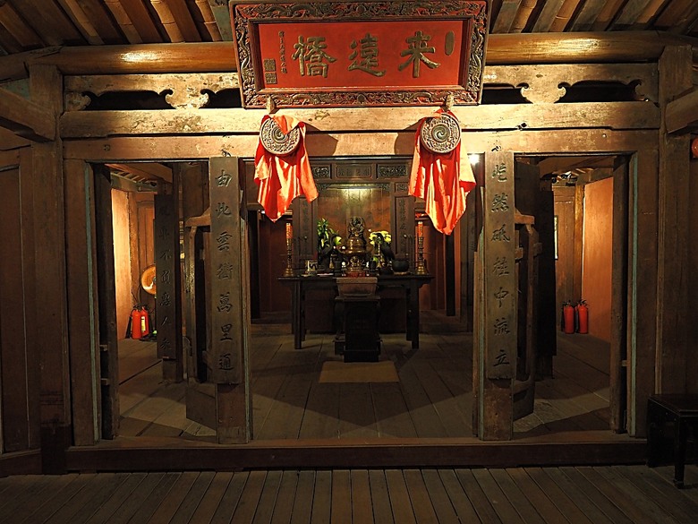 會安古鎮 (來遠橋、Faifo Coffee、華人會館群)、會安夜市、在地美食HOME Hoi An 餐廳、秋盆河乘船放水燈 — 2025年越南峴港、會安、美山、順化、巴拿山 — 聯合國世界文化遺產及遊樂園之六日悠遊 第一回