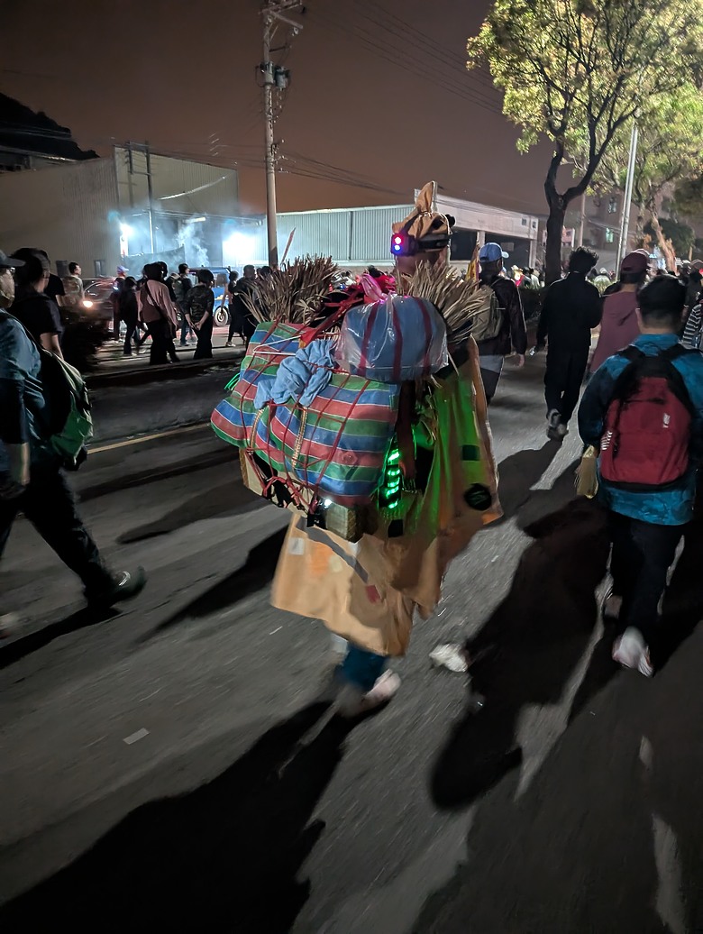 點我看大圖 2025 繞境大白 大甲媽繞境 一起追女神 熱血熬夜12小時