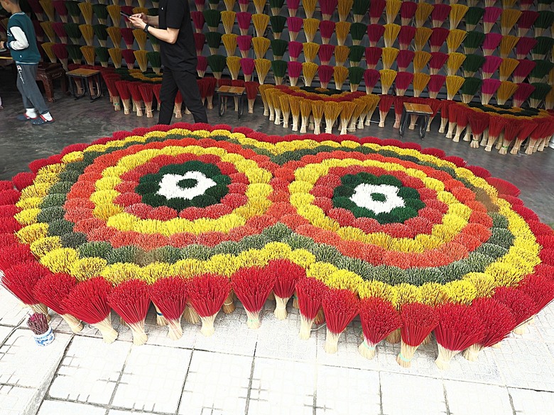 順化皇城(Kinh thành Huế)、啟定皇陵(Lăng Khải Định)、靈姥寺(天姥寺) (Chùa Thiên Mụ)、線香民俗文化村(Incense Village)、皇帝宮廷宴,附掛峴港 AU LAC BEACH海鮮餐廳 — 2025年越南峴港、會安、美山、順化、巴拿山太陽世界六日歷史文化及遊樂園之旅 第五回