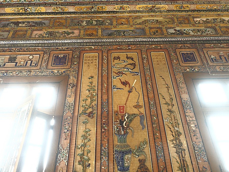 順化皇城(Kinh thành Huế)、啟定皇陵(Lăng Khải Định)、靈姥寺(天姥寺) (Chùa Thiên Mụ)、線香民俗文化村(Incense Village)、皇帝宮廷宴，附掛峴港 AU LAC BEACH海鮮餐廳 — 2025年越南峴港、會安、美山、順化、巴拿山太陽世界六日歷史文化及遊樂園之旅 第五回