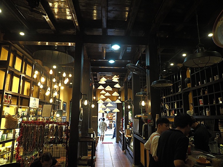會安古鎮 (來遠橋、Faifo Coffee、華人會館群)、會安夜市、在地美食HOME Hoi An 餐廳、秋盆河乘船放水燈 — 2025年越南峴港、會安、美山、順化、巴拿山 — 聯合國世界文化遺產及遊樂園之六日悠遊 第一回