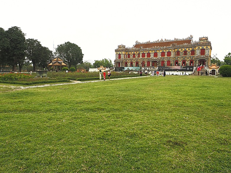 順化皇城(Kinh thành Huế)、啟定皇陵(Lăng Khải Định)、靈姥寺(天姥寺) (Chùa Thiên Mụ)、線香民俗文化村(Incense Village)、皇帝宮廷宴,附掛峴港 AU LAC BEACH海鮮餐廳 — 2025年越南峴港、會安、美山、順化、巴拿山太陽世界六日歷史文化及遊樂園之旅 第五回
