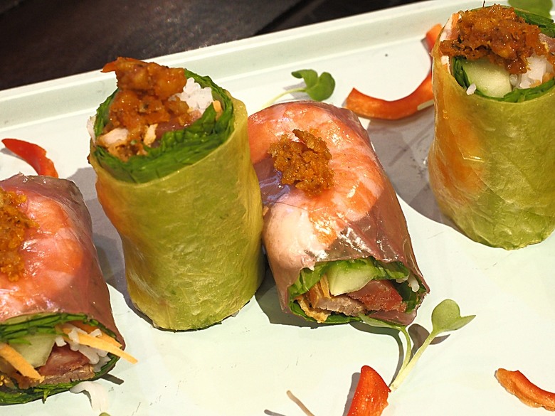 會安古鎮 (來遠橋、Faifo Coffee、華人會館群)、會安夜市、在地美食HOME Hoi An 餐廳、秋盆河乘船放水燈 — 2025年越南峴港、會安、美山、順化、巴拿山 — 聯合國世界文化遺產及遊樂園之六日悠遊 第一回