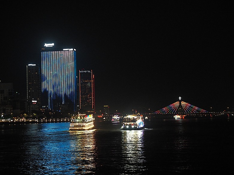 峴港市區 峴港大教堂、峴港博物館、漢市場、SOAN HA換匯、BANH MI越南法國麵包(午餐)、Banh Xeo Ba Tuyet (晚餐) 、SPA和按摩、My Xuan Cruise 遊輪夜遊峴港瀚江、龍橋噴火與山茶夜市、GO! Đà Nẵng量販店 — 2025年越南峴港、會安、美山、順化、巴拿山太陽世界六日歷史文化及遊樂園之旅 第七回