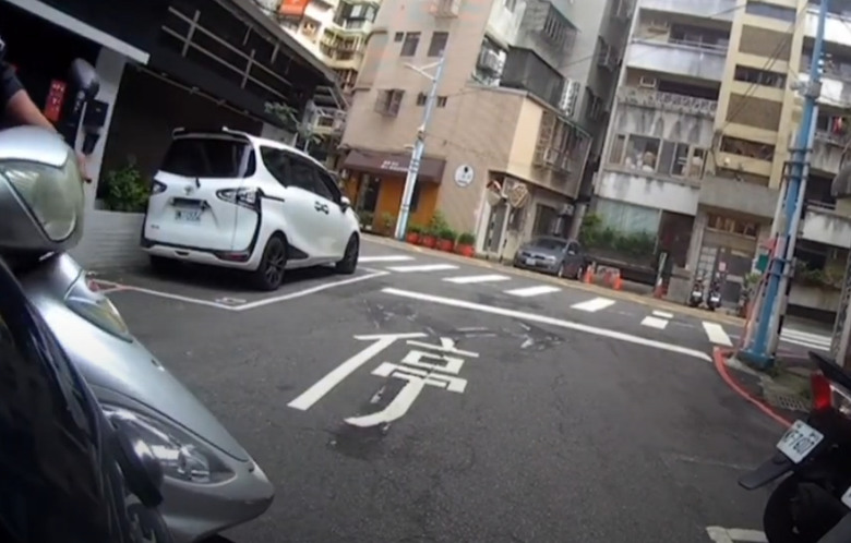 [沒車禍片] 可憐的 文 盲 吱吱吱騎士...