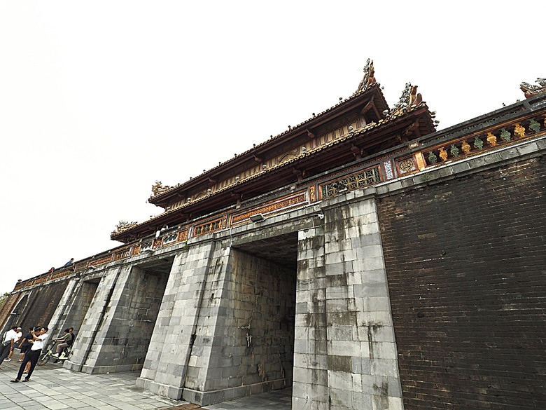 順化皇城(Kinh thành Huế)、啟定皇陵(Lăng Khải Định)、靈姥寺(天姥寺) (Chùa Thiên Mụ)、線香民俗文化村(Incense Village)、皇帝宮廷宴,附掛峴港 AU LAC BEACH海鮮餐廳 — 2025年越南峴港、會安、美山、順化、巴拿山太陽世界六日歷史文化及遊樂園之旅 第五回