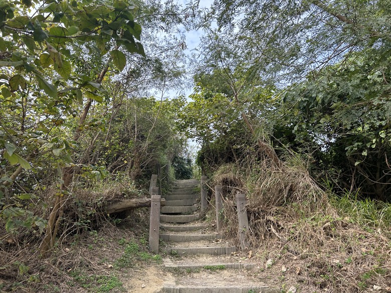 軍事堡壘與惡地交織的漯(ㄊㄚˋ)底山自然公園
