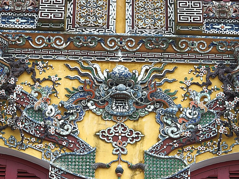 順化皇城(Kinh thành Huế)、啟定皇陵(Lăng Khải Định)、靈姥寺(天姥寺) (Chùa Thiên Mụ)、線香民俗文化村(Incense Village)、皇帝宮廷宴，附掛峴港 AU LAC BEACH海鮮餐廳 — 2025年越南峴港、會安、美山、順化、巴拿山太陽世界六日歷史文化及遊樂園之旅 第五回