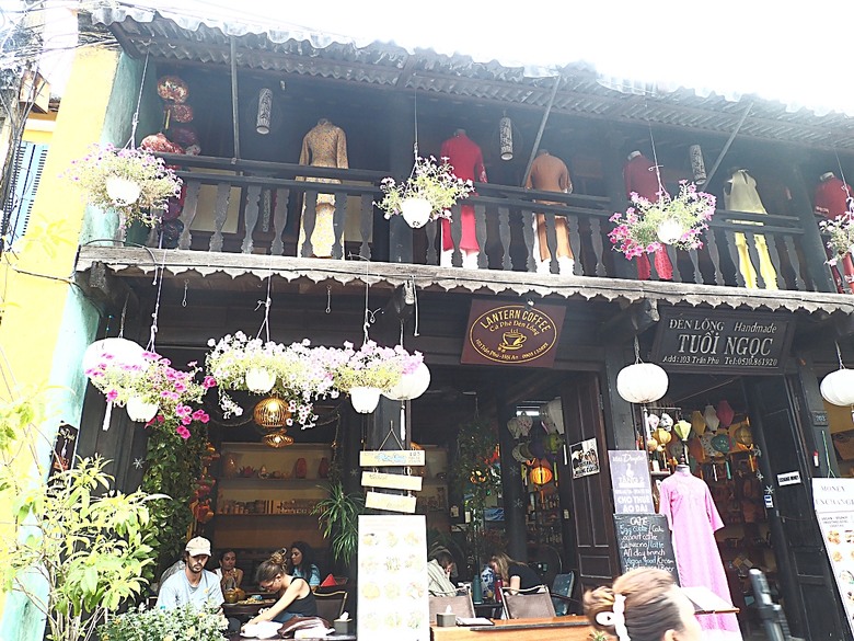 會安古鎮 (來遠橋、Faifo Coffee、華人會館群)、會安夜市、在地美食HOME Hoi An 餐廳、秋盆河乘船放水燈 — 2025年越南峴港、會安、美山、順化、巴拿山 — 聯合國世界文化遺產及遊樂園之六日悠遊 第一回