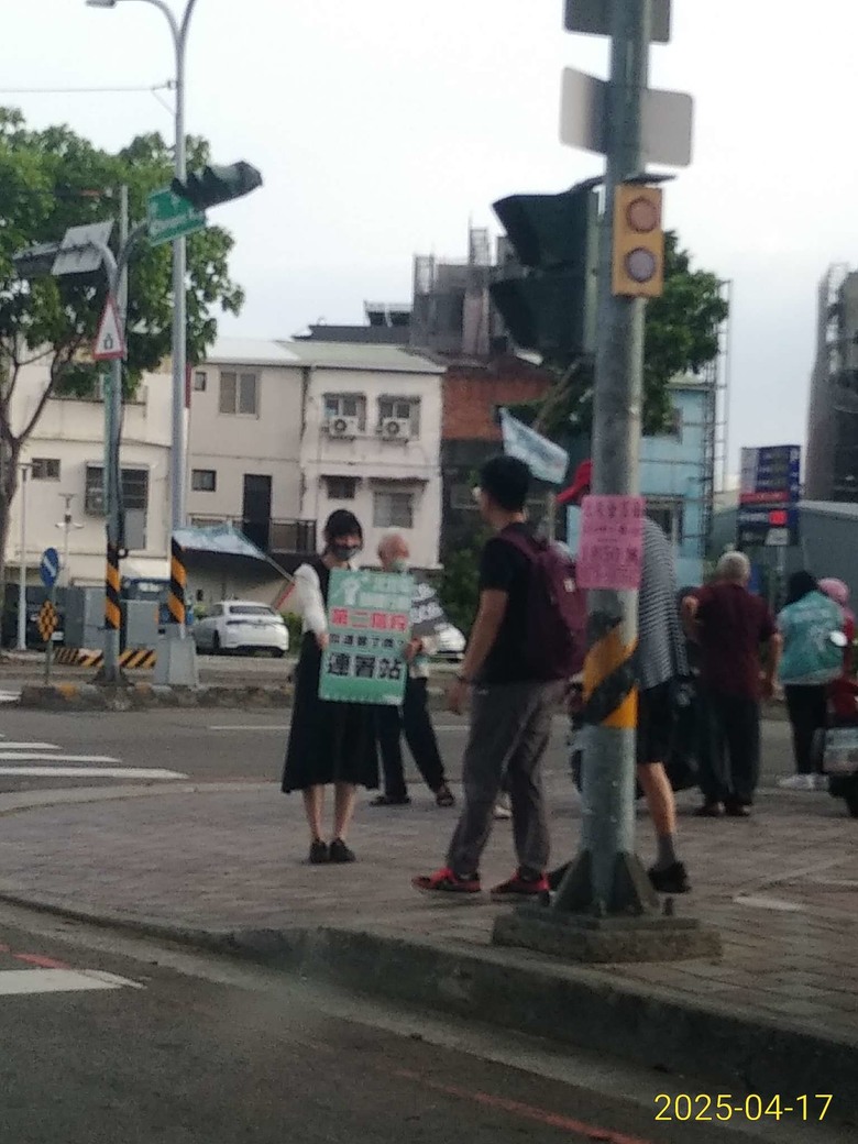 路口舉牌推罷免二階連署,台版搖擺州反應冷淡