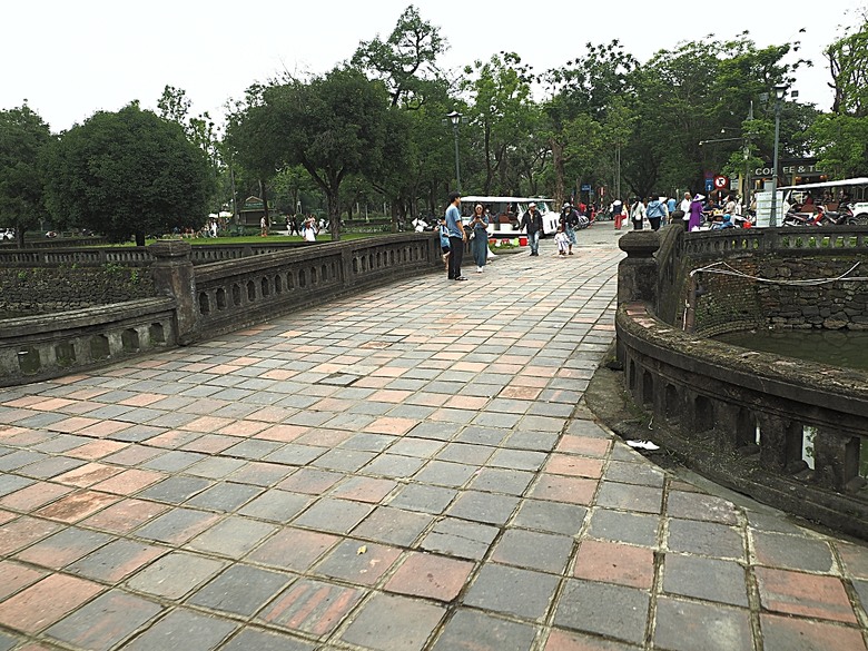 順化皇城(Kinh thành Huế)、啟定皇陵(Lăng Khải Định)、靈姥寺(天姥寺) (Chùa Thiên Mụ)、線香民俗文化村(Incense Village)、皇帝宮廷宴,附掛峴港 AU LAC BEACH海鮮餐廳 — 2025年越南峴港、會安、美山、順化、巴拿山太陽世界六日歷史文化及遊樂園之旅 第五回