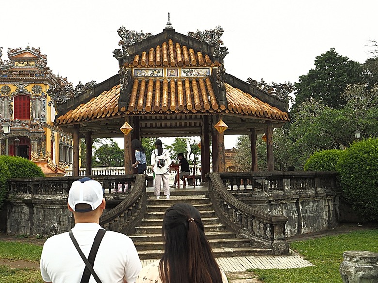 順化皇城(Kinh thành Huế)、啟定皇陵(Lăng Khải Định)、靈姥寺(天姥寺) (Chùa Thiên Mụ)、線香民俗文化村(Incense Village)、皇帝宮廷宴,附掛峴港 AU LAC BEACH海鮮餐廳 — 2025年越南峴港、會安、美山、順化、巴拿山太陽世界六日歷史文化及遊樂園之旅 第五回